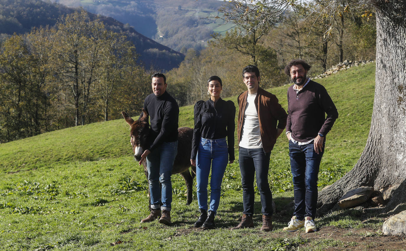 'Dos vacas y una burra', la película que vuelve a unir, después de 20 años, a Miguel Ángel Muñoz y Pablo Puyol, comienza a rodarse en pueblos de Cantabria.