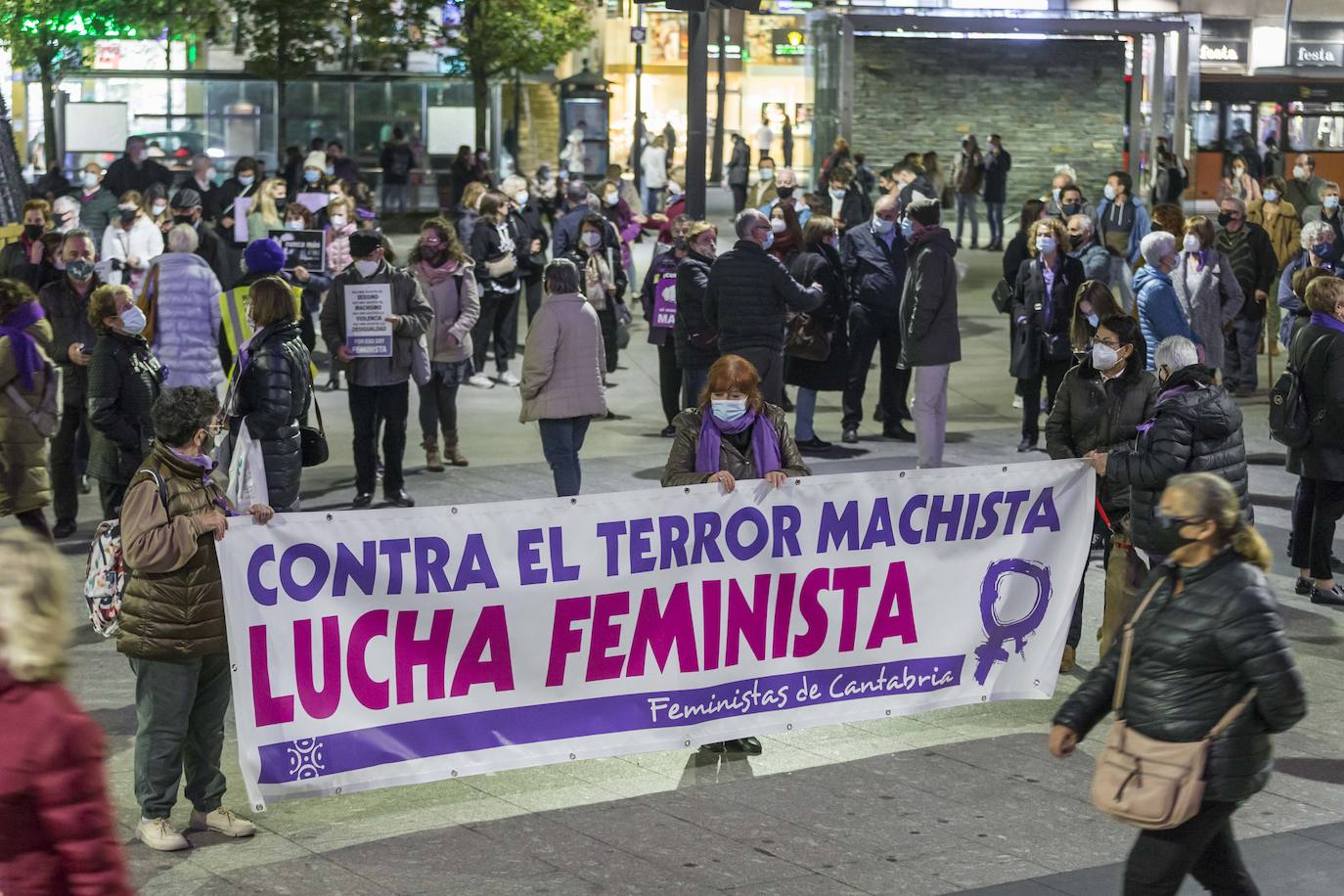 La plaza del Ayuntamiento de Santander ha acogido esta tarde una concentración para conmemorar el Día Internacional para la Eliminación de la Violencia contra las Mujeres