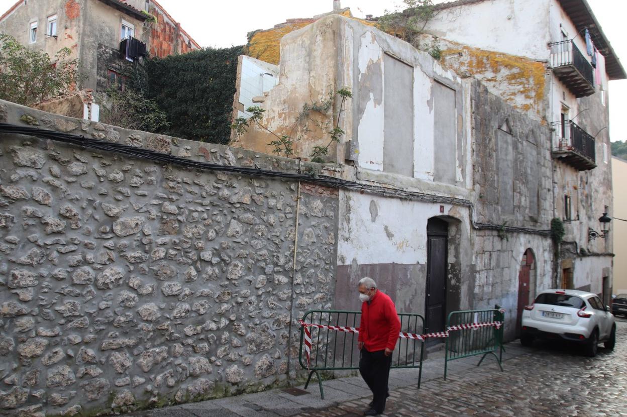 El derribo parcial del edificio en ruinas del número 6 de la calle San Marcial ha afectado al colindante.