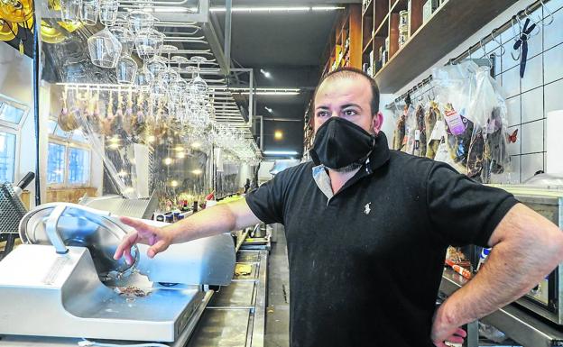 Alejandro Guerra junto a la barra de su local, el restaurante Cantabria, en el Río de la Pila. 