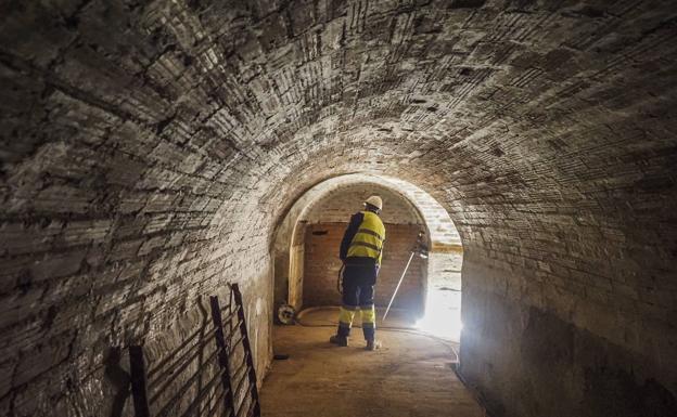 Imagen principal - Las obras del Archivo de la Catedral dejan al descubierto una fortificación del siglo X