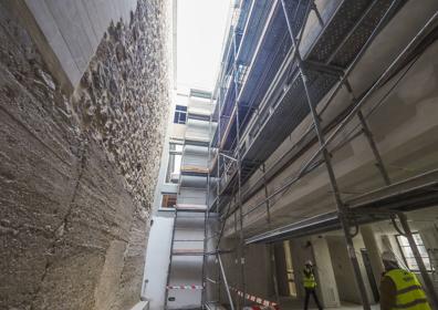 Imagen secundaria 1 - Las obras del Archivo de la Catedral dejan al descubierto una fortificación del siglo X