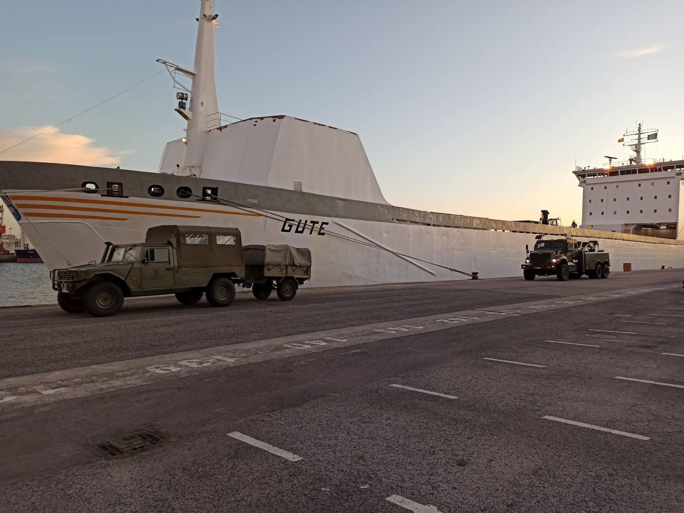 La Fuerza Logística Operativa del Ejército de Tierra dirigió y coordinó las labores logísticas relativas al desembarque de los 62 vehículos y 19 contenedores transportados en el barco Ro-Ro Passenger 'Gute', que venía de Lituania de participar en unos ejercicios de la OTAN.