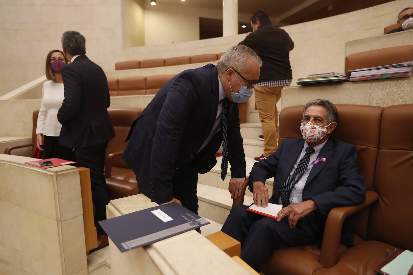 El Parlamento de Cantabria ha acogido esta mañana el Pleno para debatir las enmiendas a la totalidad a los Presupuestos de Cantabria para 2021 que han presentado PP y Vox.