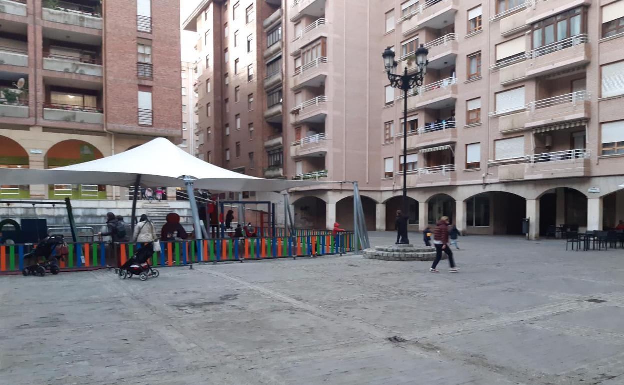 La plaza Porticada cuenta con un parque infantil cubierto.