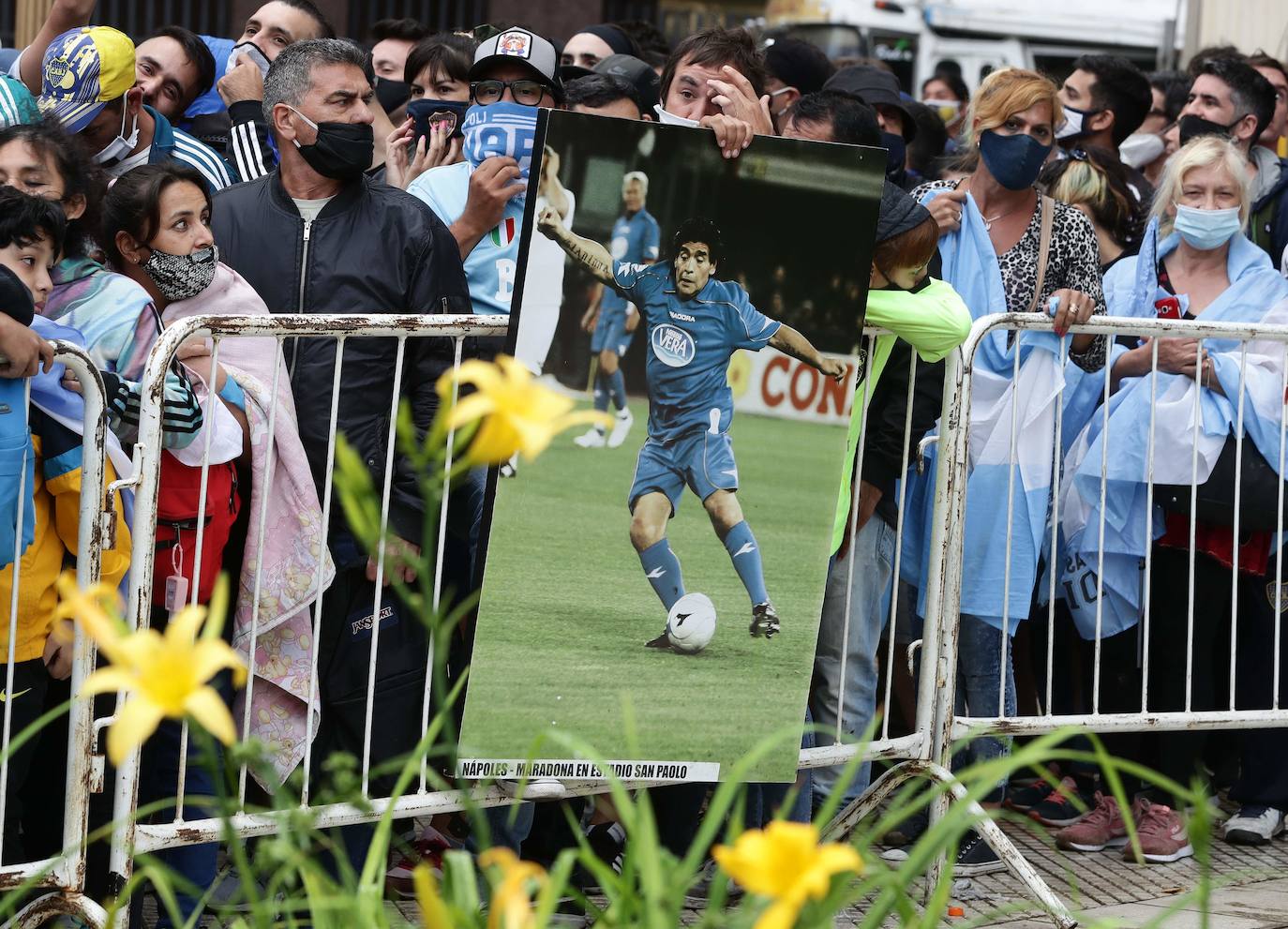 Aficionados hacen cola para visitar el velatorio de Maradona. 