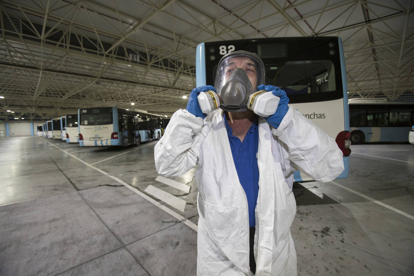 Cada noche se limpia y se fumiga entre 70 y 80 autobuses urbanos de Santander en las cocheras de Peñacastillo.