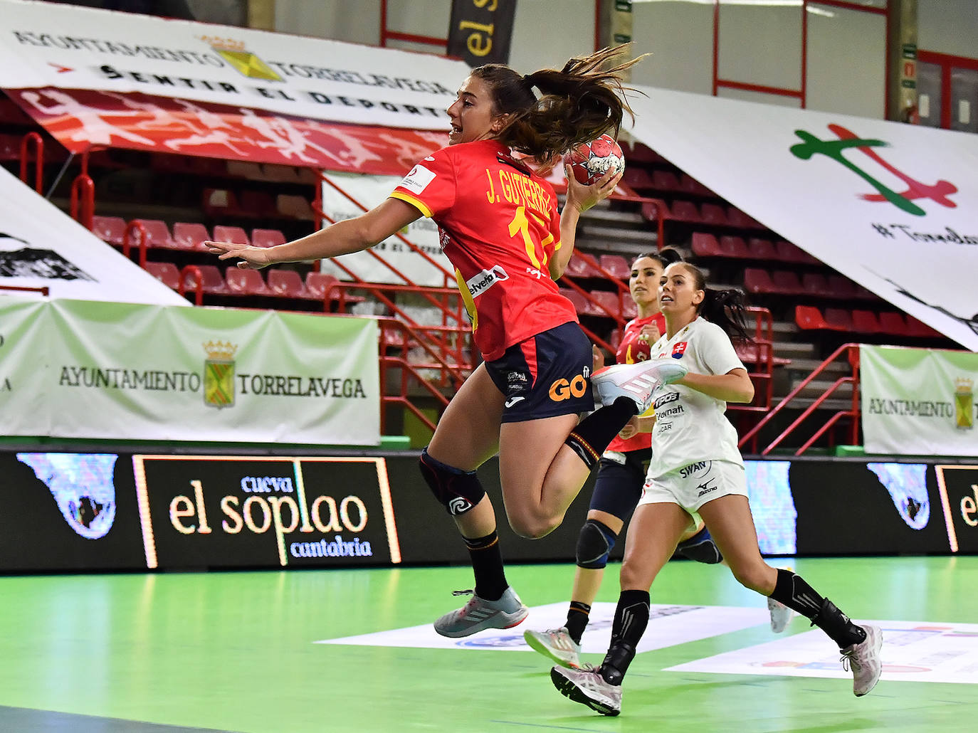 España logra una contundente vitoria ante Eslovaquia (32-21) en el único partido preparatorio para el Europeo, disputado en Torrelavega.