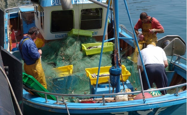 Imagen principal - Castro se forma en su cabildo de pescadores