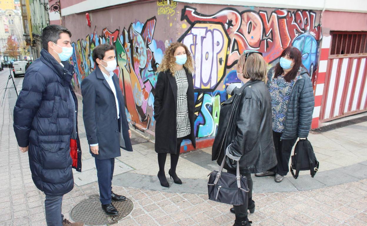 Daniel Fernández, Pedro Casares y Ainoa Quiñones con dos vecinas del barrio.