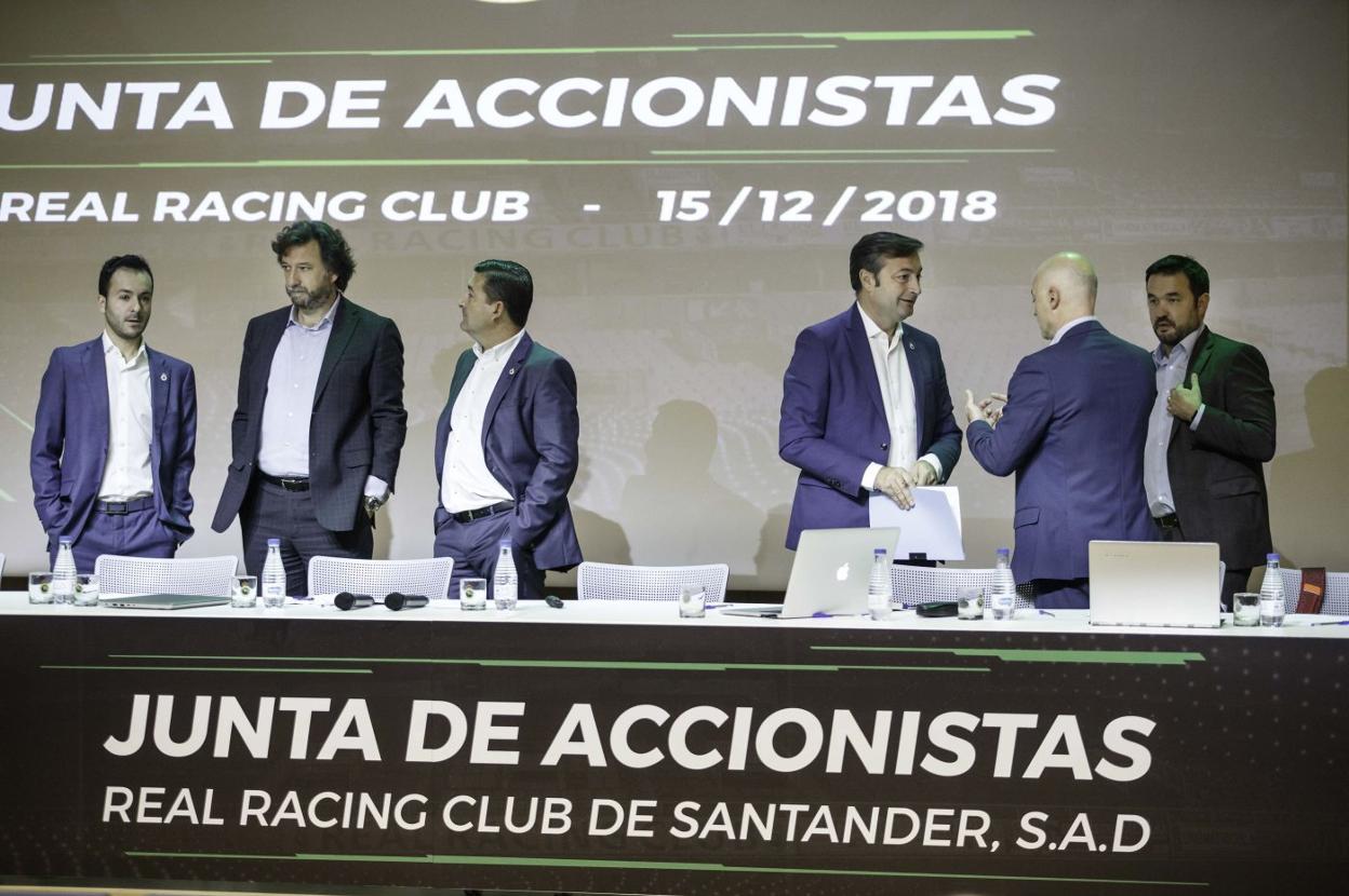 La directiva del Racing, en una imagen antes de que diera comienzo la Junta General de Accionistas que se celebró en 2018. roberto ruiz