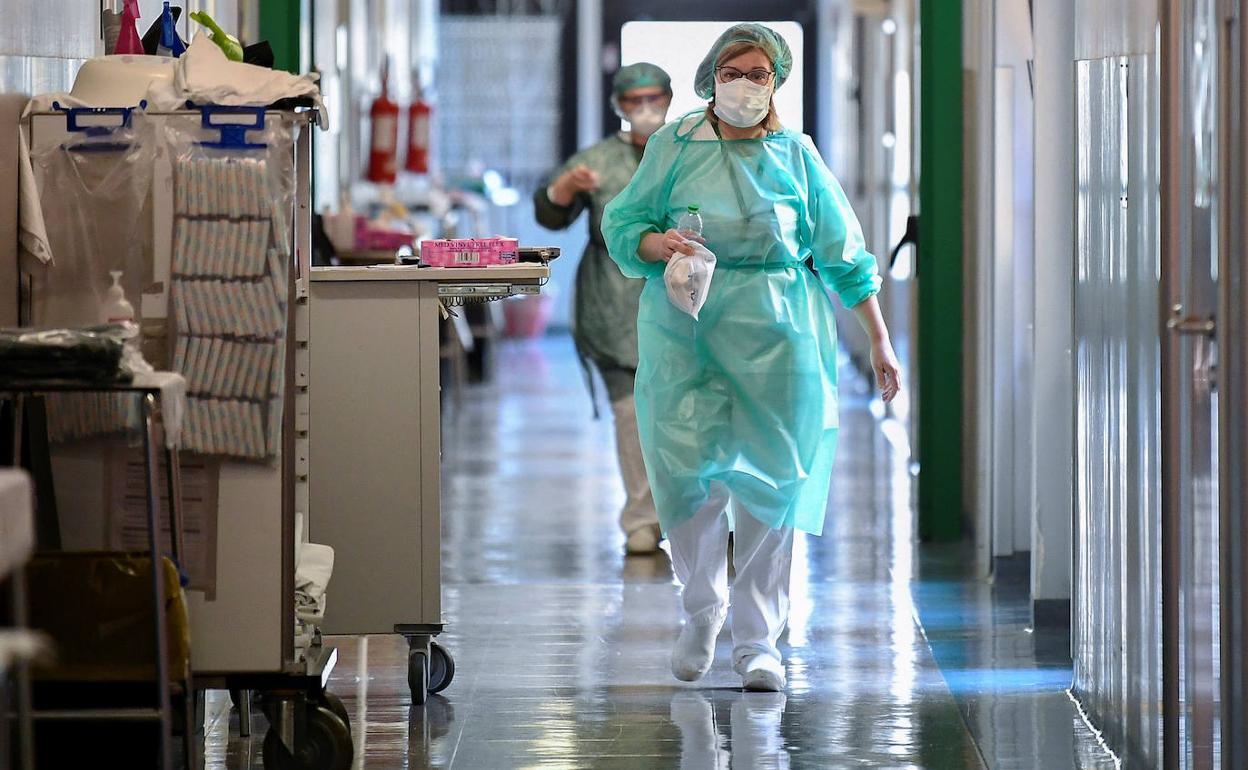 Baja el número de pacientes hospitalizados en Cantabria, pero suben los contagios y hay un muerto más