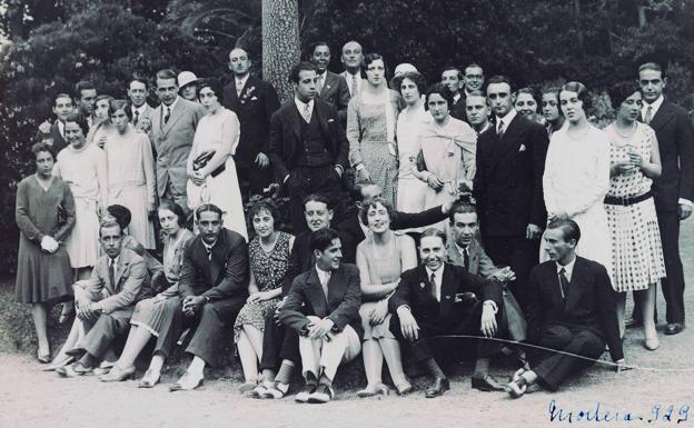 Entre otros muchos, se puede identificar a Ramón Maura de Herrera con sus hermanas María del Carmen, Julia, María Victoria; a Francisco Moreno de Herrera y Elsa von Tangel, señora de Mowinckel, el día de San Ramón del verano de 1929 en Mortera.