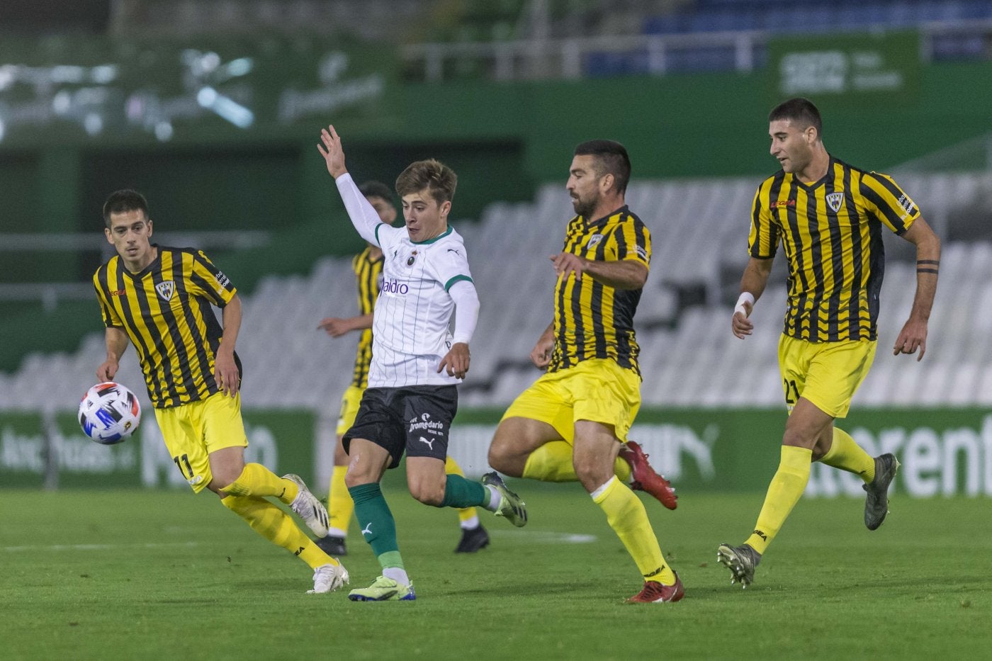 Pablo Torre busca el pase ante la presión de varios jugadores del Barakaldo