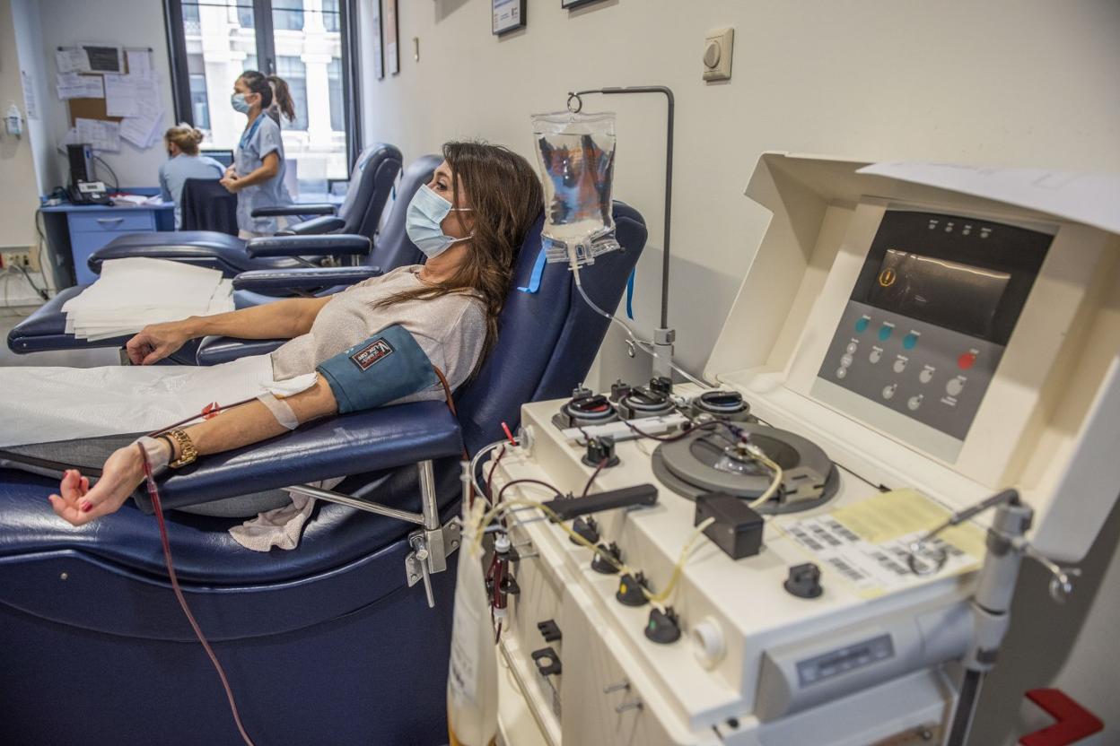 Una donante, durante el proceso, en la sede del Banco de Sangre y Tejidos de Cantabria del Hospital Valdecilla. 