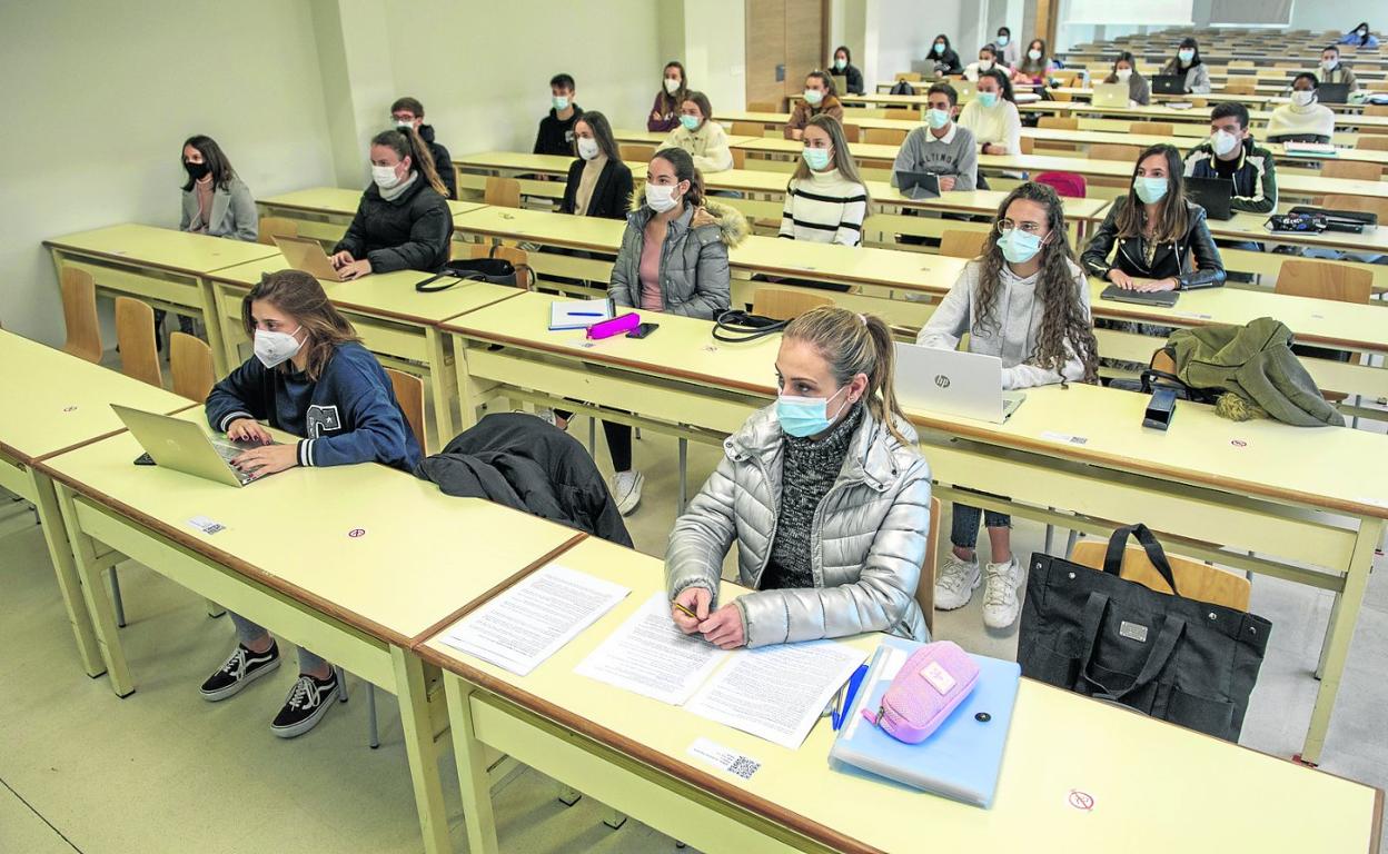 Estudiantes de la Facultad de Enfermería, con mascarilla, en un año académico marcado por el covid. 