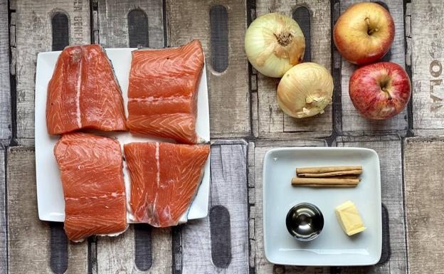 Ingredientes para el salmón con manzana y cebolla caramelizada.