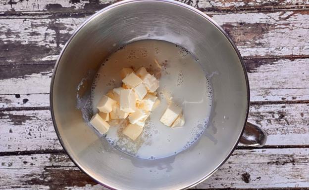 Mezclando ingredientes húmedos.