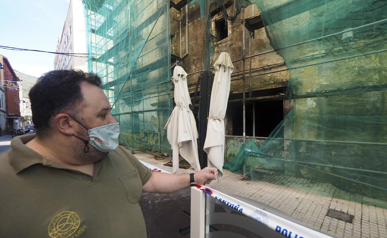 Rafael Cimiano observa la terraza de su bar, junto al Palacio de Chiloeches, clausurada como consecuencia del incendio.