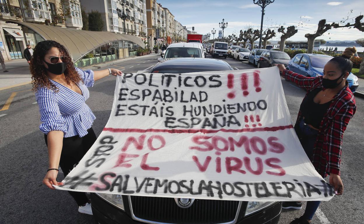 Imagen del pasado 11 de noviembre, cuando una caravana de coches recorrió Santander para protestar por las restricciones a sus negocios.