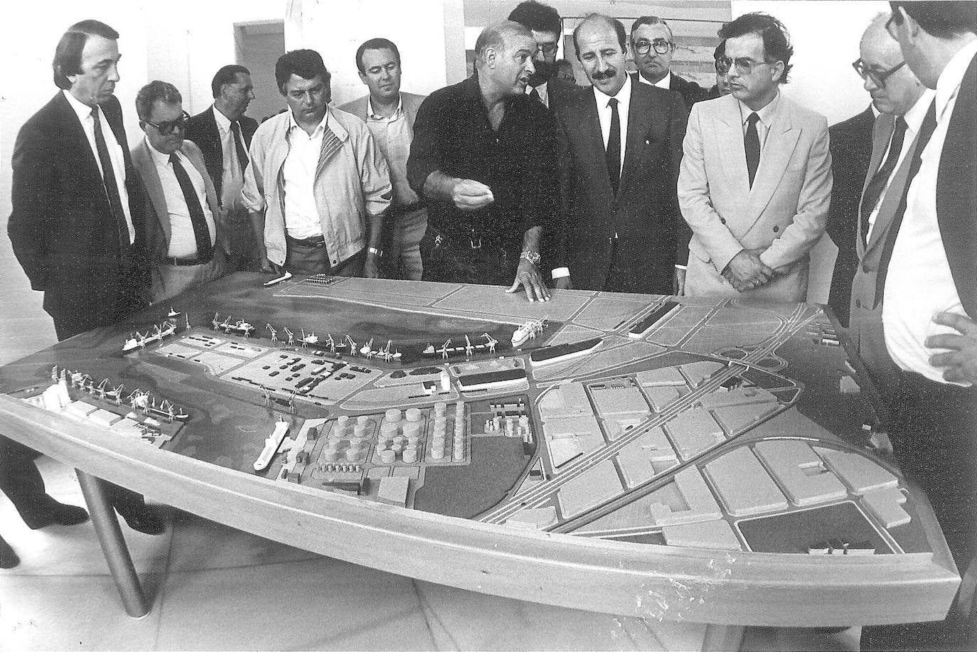 1982. Juan Hormaechea ante la maqueta del proyecto del Puerto de Santander y Puerto de Raos. En la imagen junto al ministro de Obras Públicas, Javier Sáenz de Cosculluela; el presidente de la Junta del Puerto, Miguel Angel Pesquera; Jesús García Villoslada, delegado del Gobierno; Angel Arozamena, consejero; Jesús Ceballos; Vicente Revilla, director provincial.