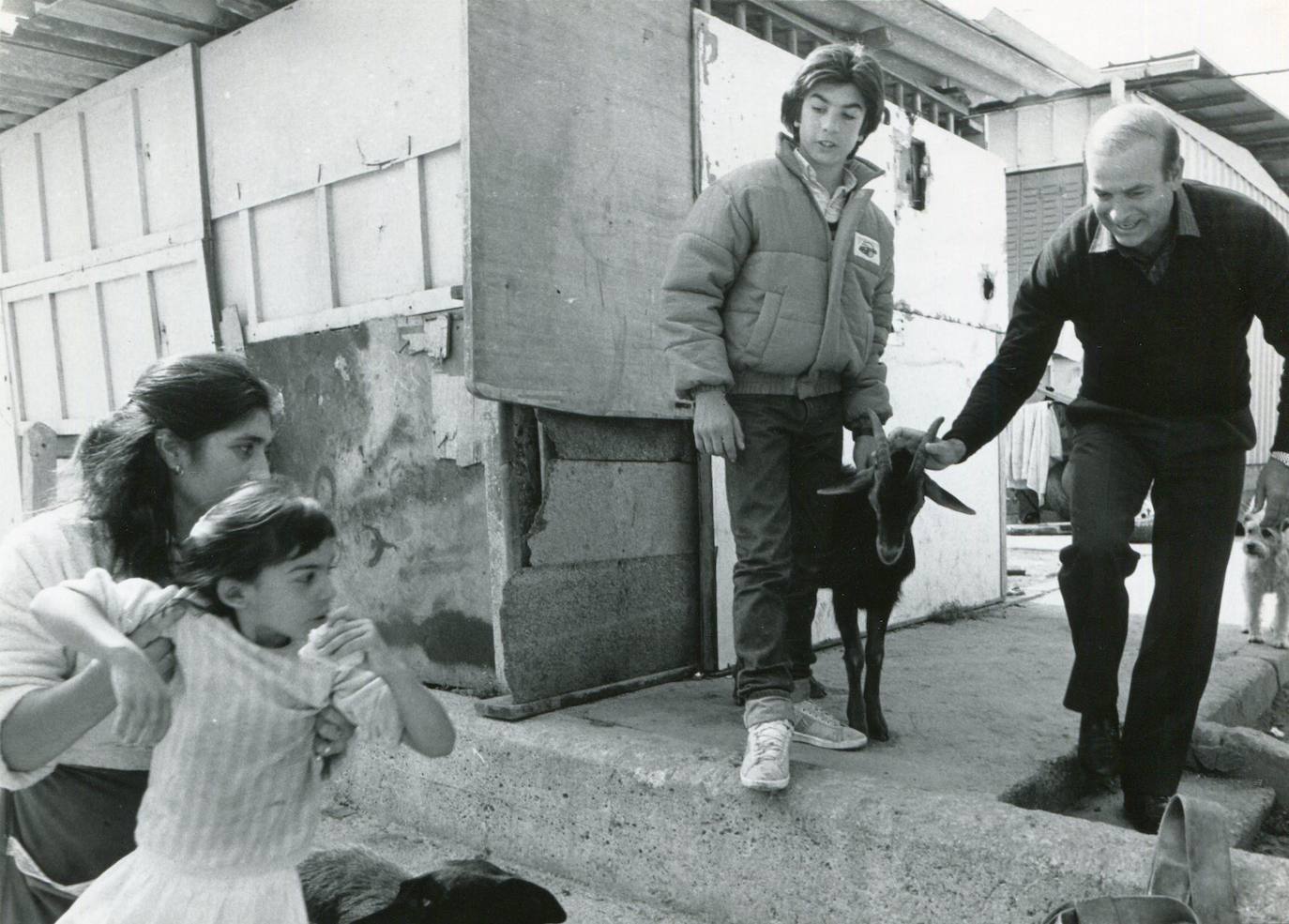 1987. Juan Hormaechea con una cabra en el barrio de La Cavaduca.