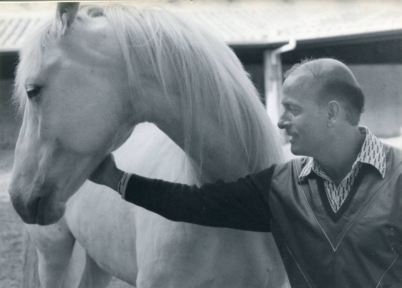 1988. Juan Hormaechea Cazón junto a un caballo, una de sus pasiones.