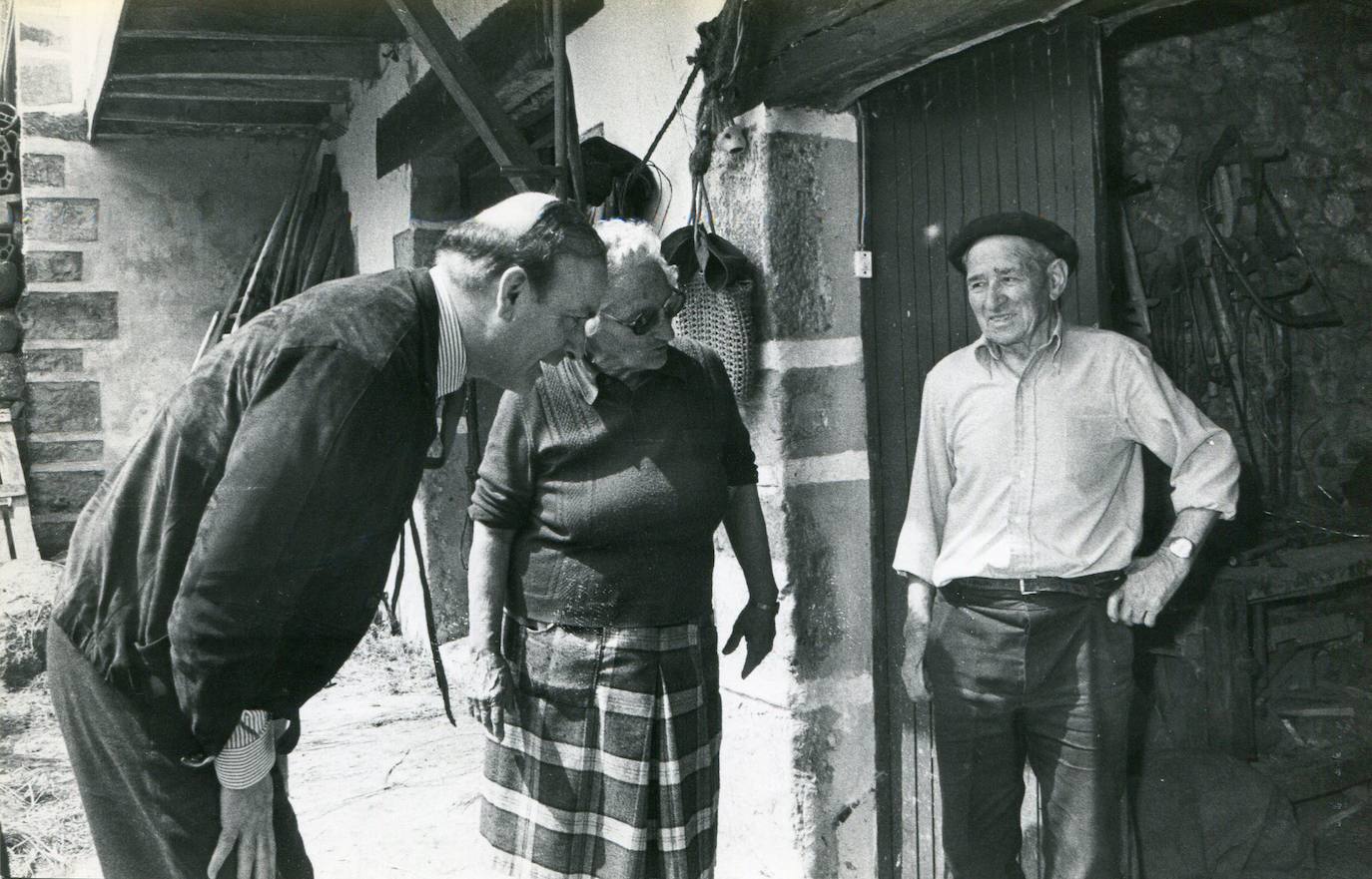 1988.Hormaechea visitando en Rasines a la familia de Felipe González.