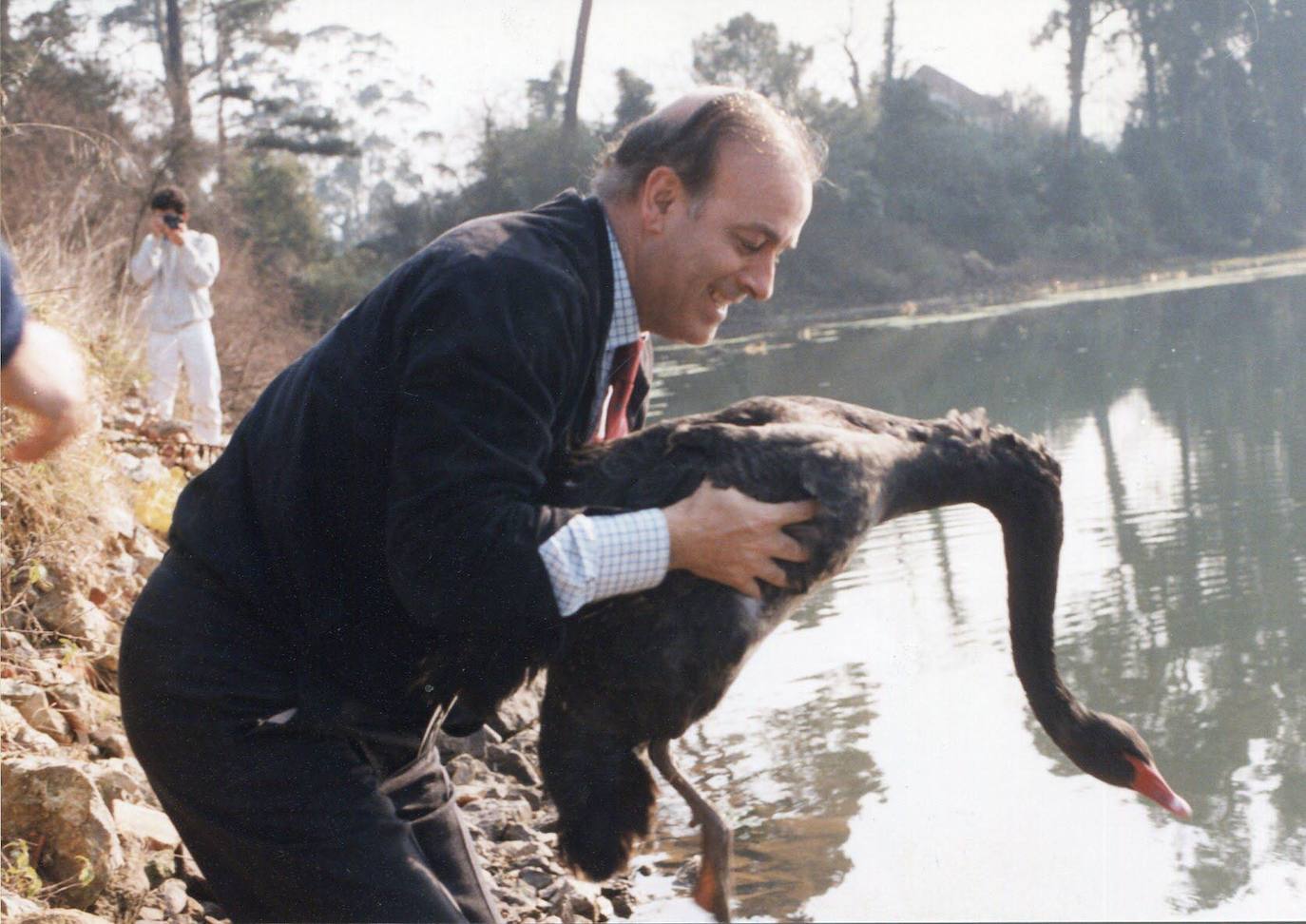 1989. Hormaechea con un ganso en la ría de La Rabia.