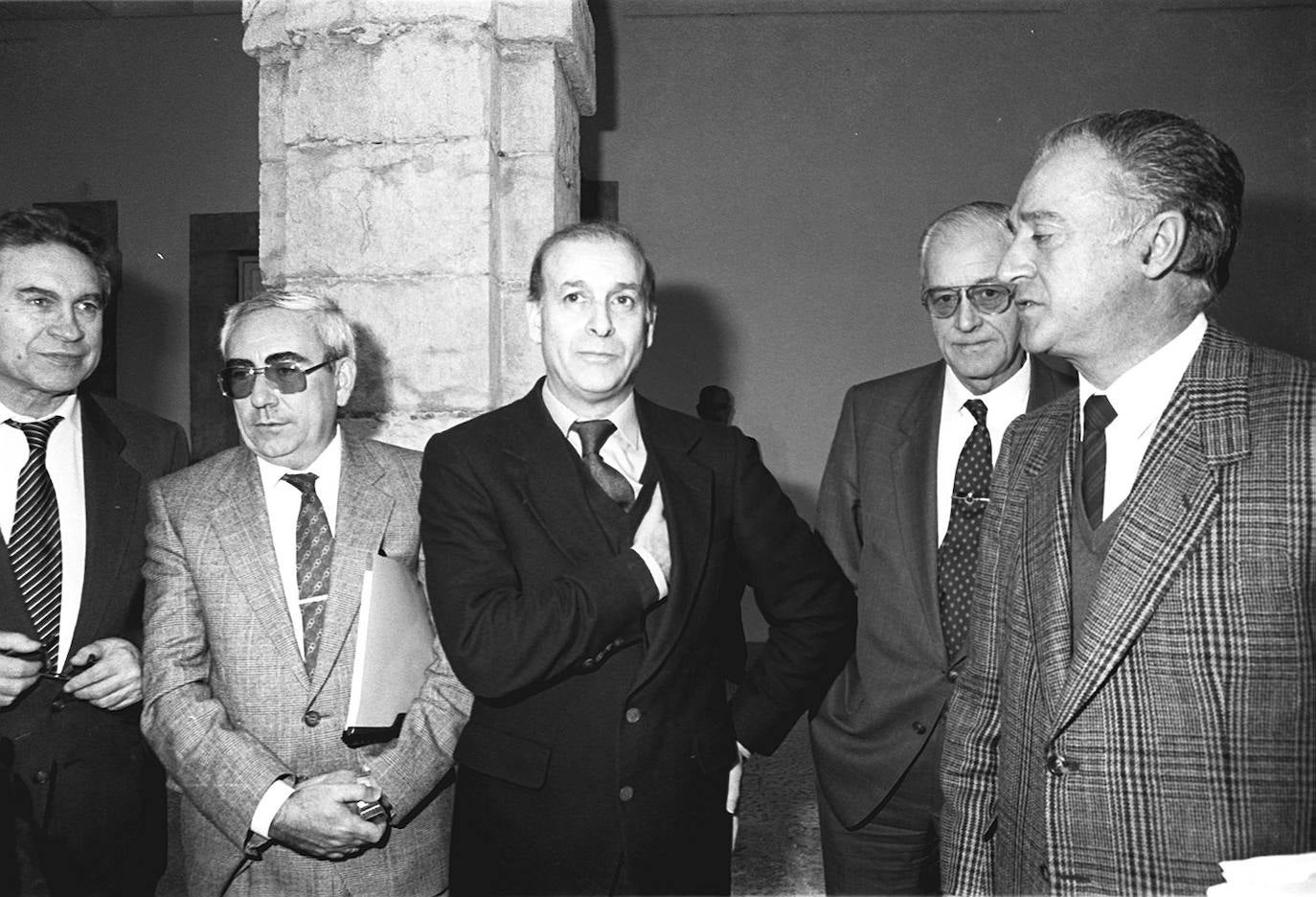 1990. El presidente regional, Juan Hormaechea, acompañado por Manuel Gutiérrez, 'Lolín'; Francisco Fernández Cotero; y Vicente de la Hera, tras el pleno de la moción de censura, que provocó su caída como presidente autonómico.