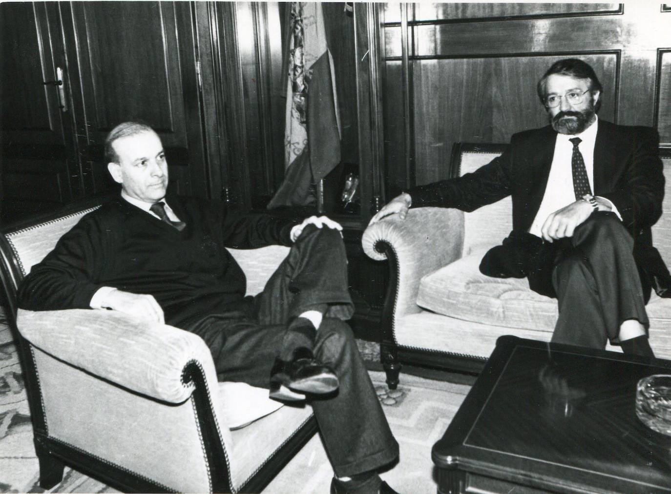 1990. Juan Hormaechea Cazón y Jaime Blanco durante la reunión del traspaso de poderes. 