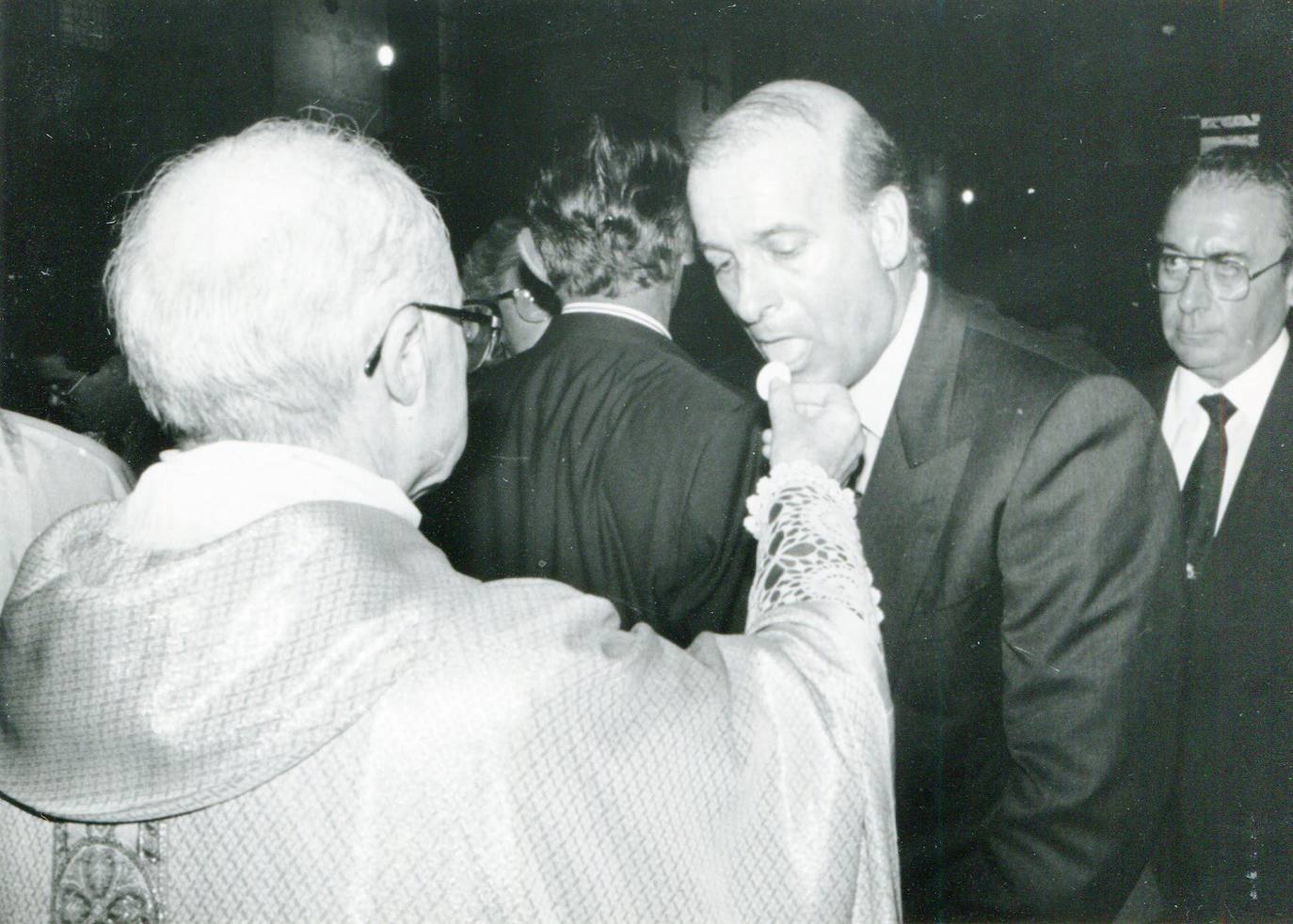 1991. Hormaechea comulgando durante la misa de despedida de Juan Antonio del Val como obispo de Santander.