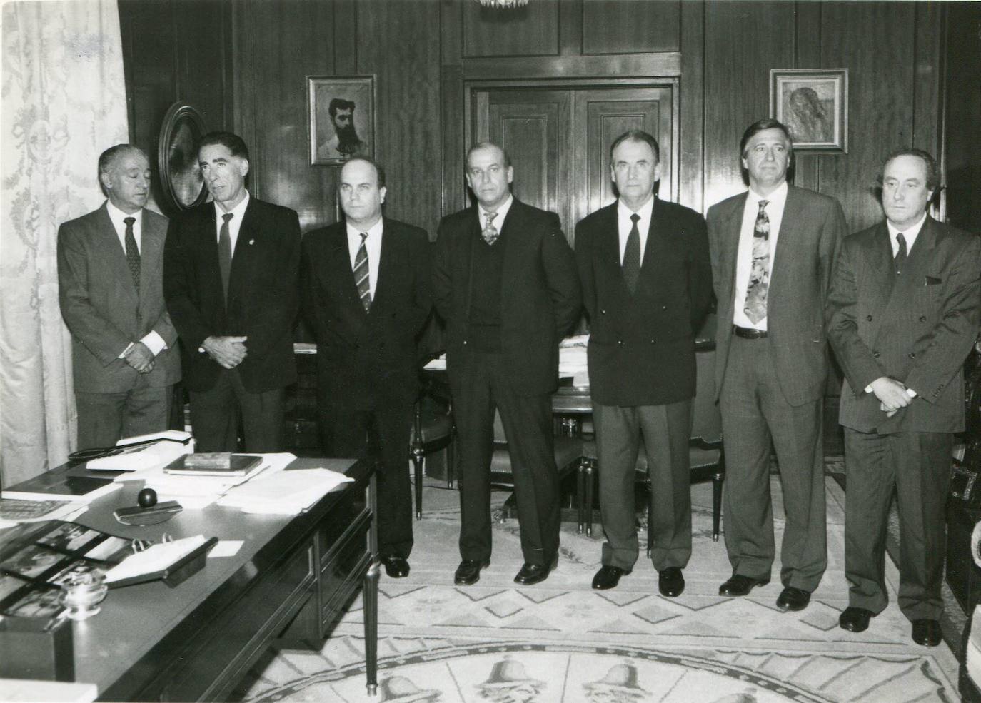 1992. Juan Hormaechea Cazón y los consejeros de su tercer gobierno.