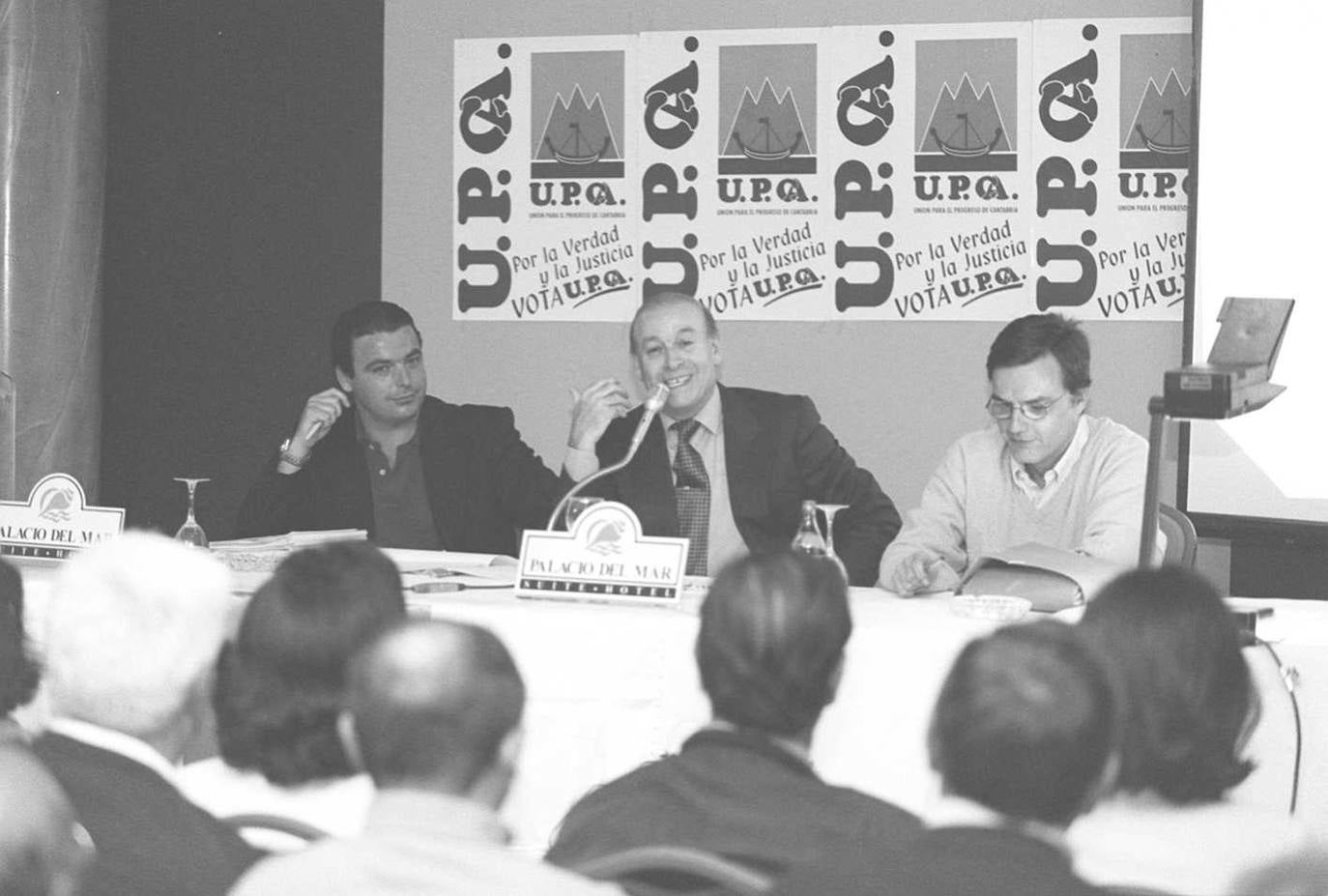 1999. Juan Hormaechea, entre David Díaz García y Guillermo Pérez Cosío en el cierre de campaña electoral de UPCA.