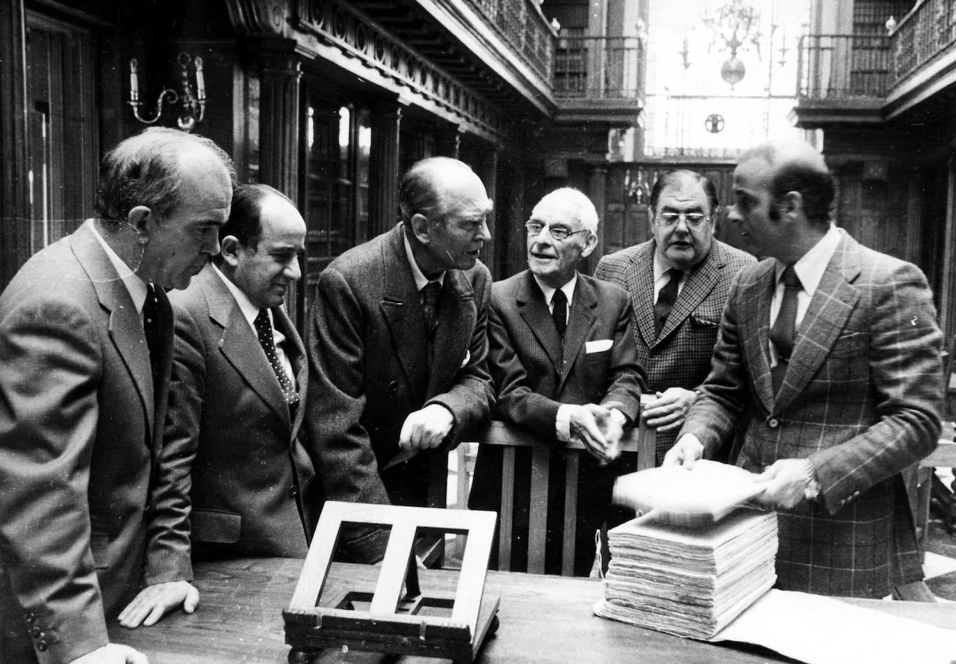 Fotografía antigua de Emilio Botín Sanz de Sautuola y López a la Biblioteca Menéndez Pelayo, acompañado por el alcalde Juan Hormaechea.