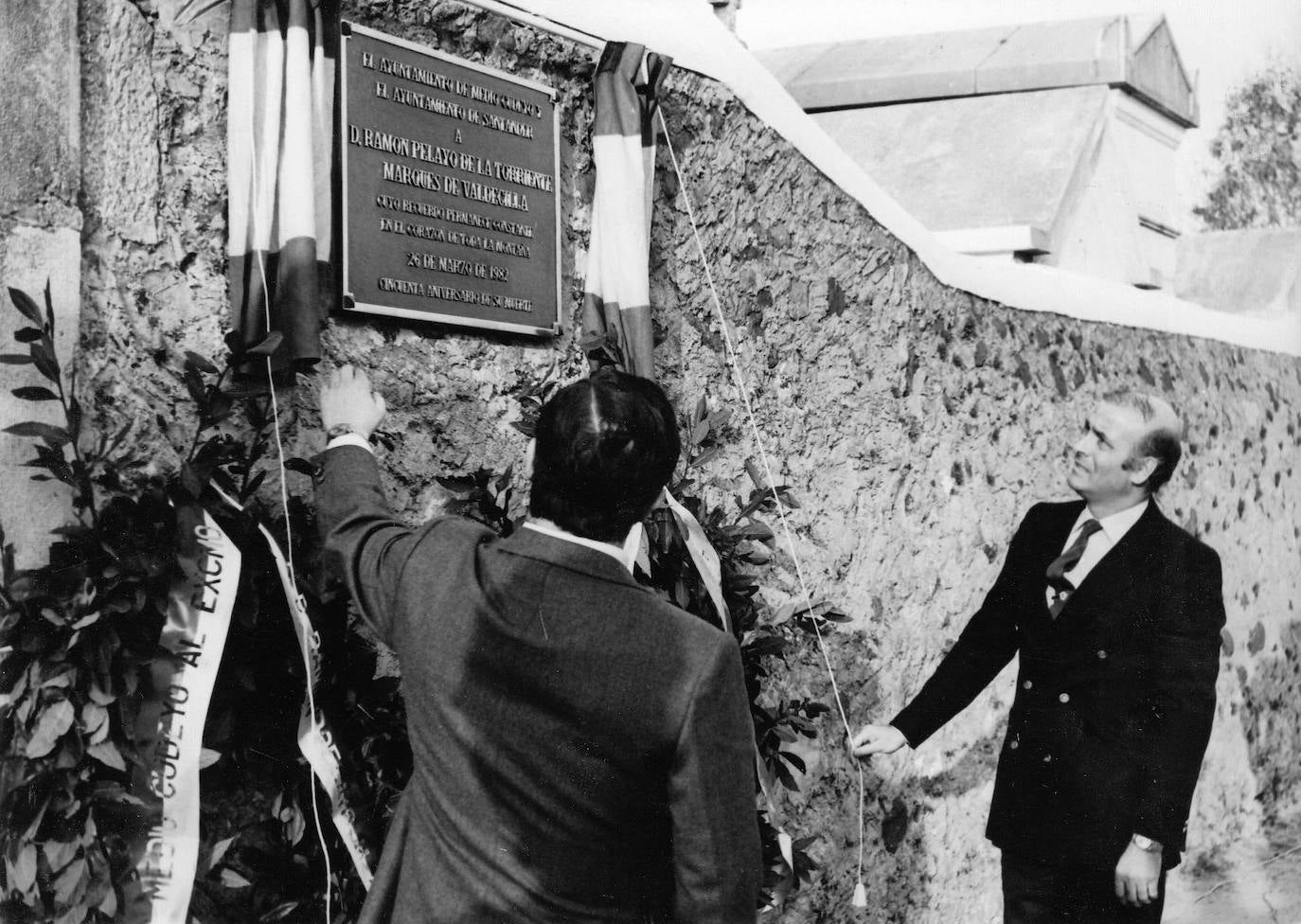 Hormaechea descubre la placa a Ramón Pelayo de la Torriente, Marqués de Valdecilla, en el cementerio de Medio Cudeyo.