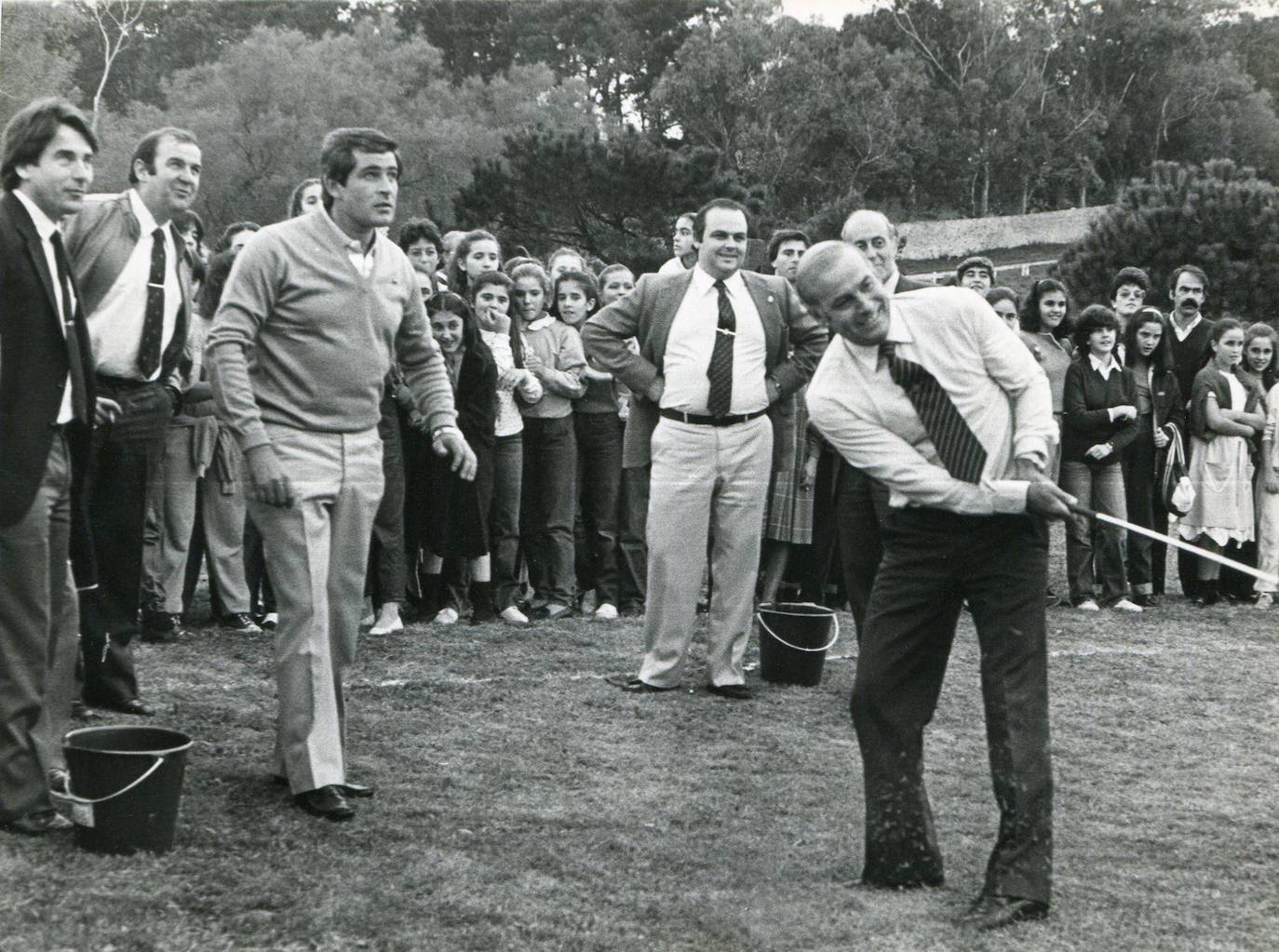 Hormaechea Cazón jugando al golf con Severiano Ballesteros en los ochenta.