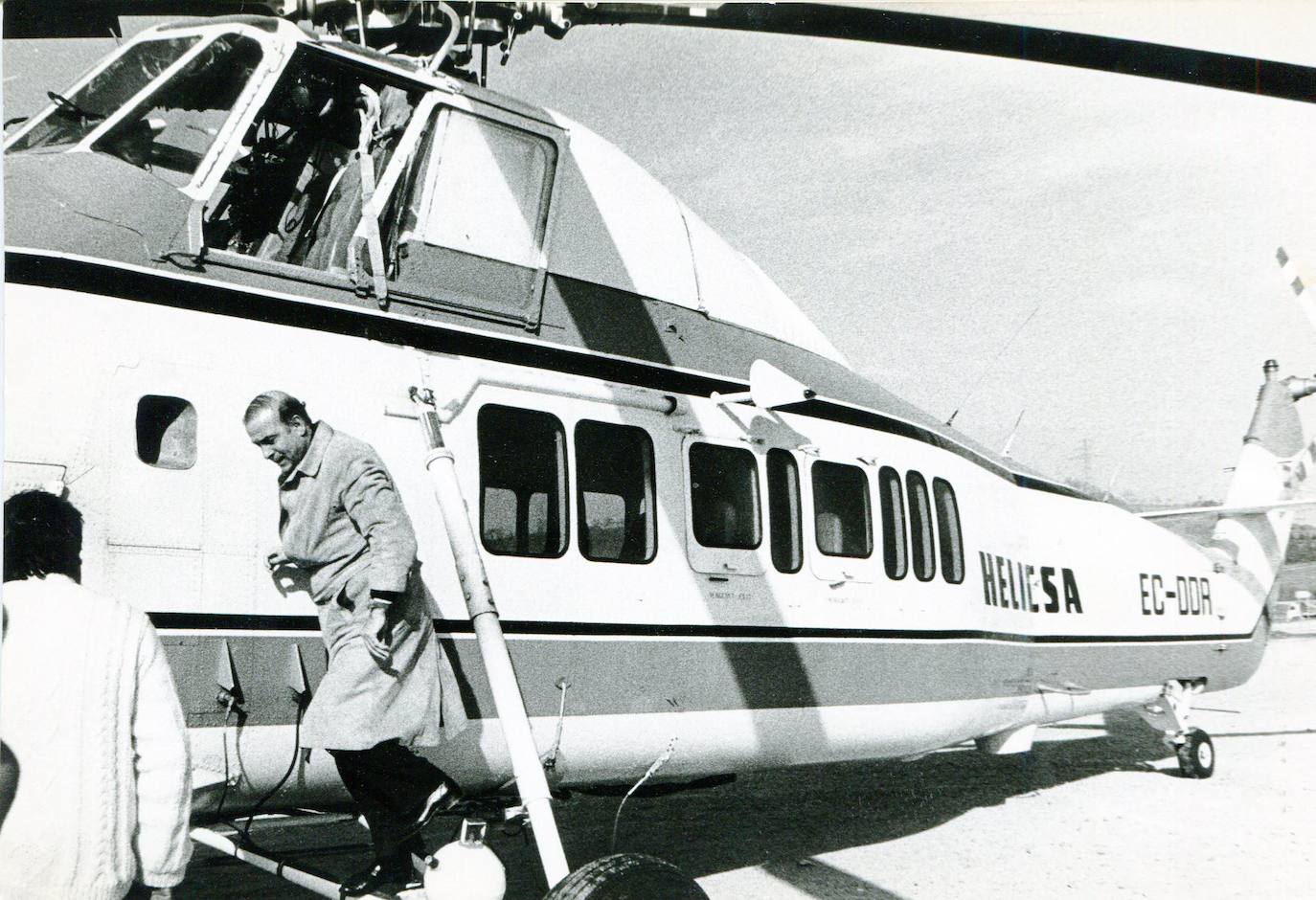 Juan Hormaechea Cazón bajando del helicóptero.