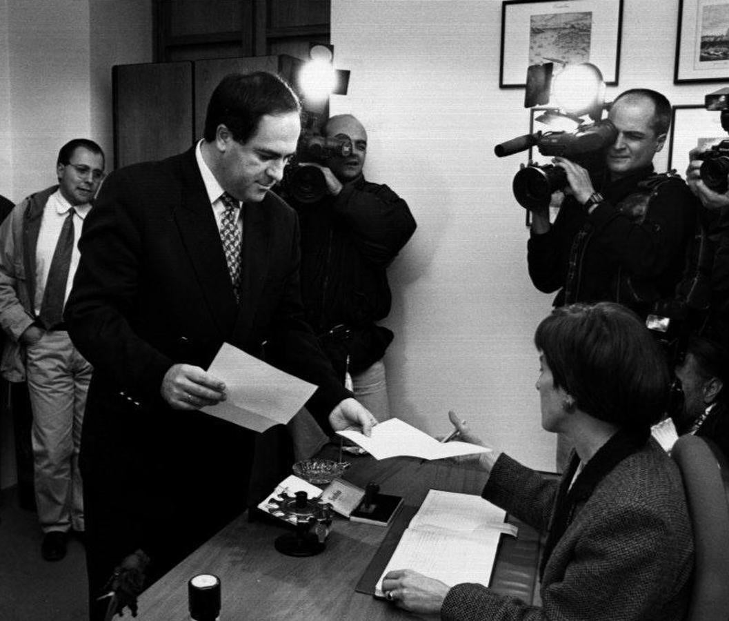 1994. José Ramón Saiz presentando la dimision de Juan Hormaechea como presidente de Cantabria.