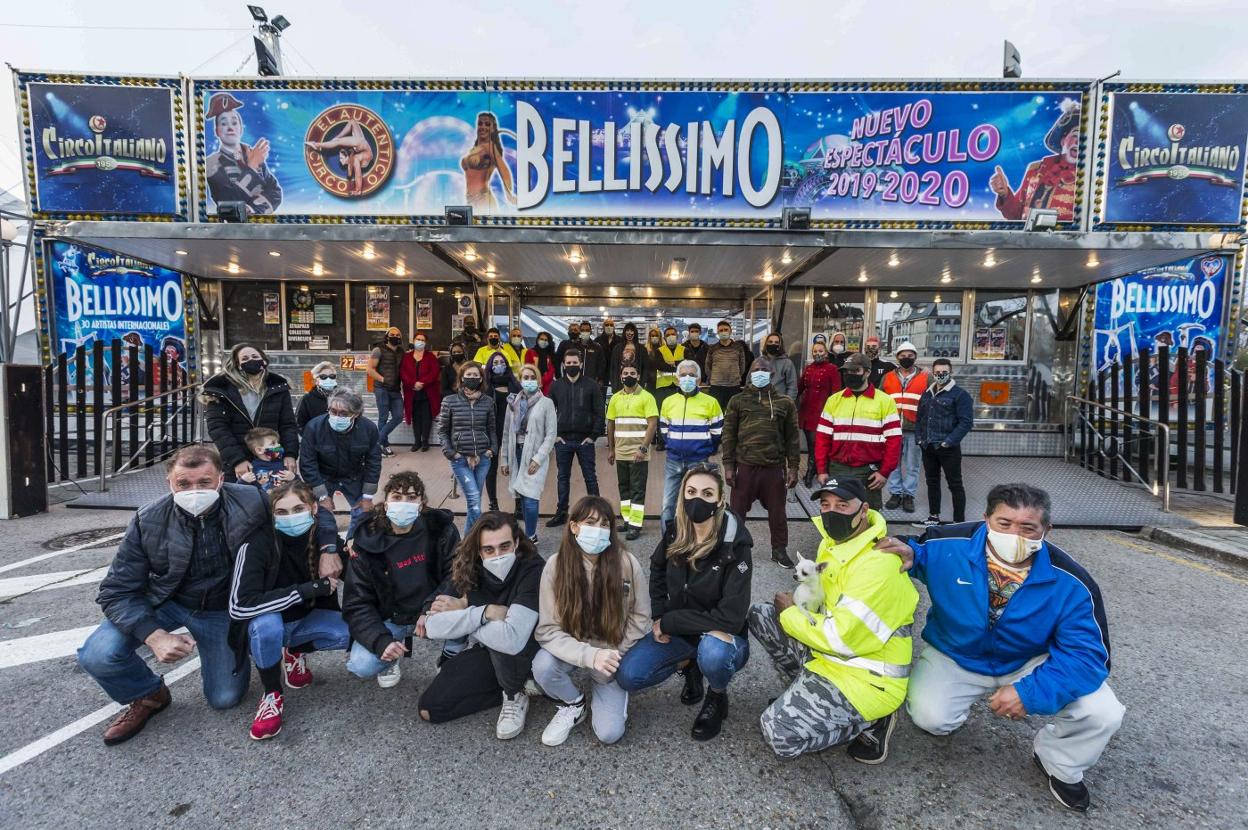 Los artistas y trabajadores del Circo Italiano, de los Hermanos Rossi, posan, ayer, a las puertas de la instalación ubicada en El Sardinero. 