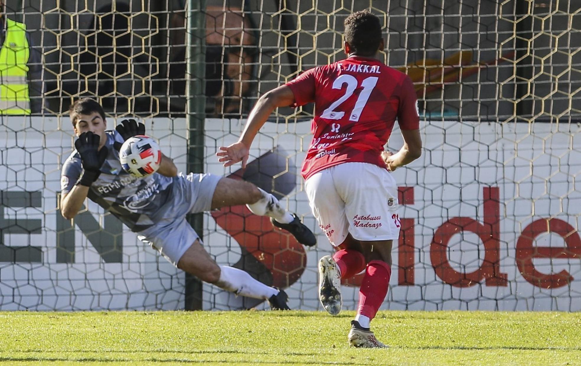 Puras detiene el primer penalti mientras su compañero Faouzi corre a intentar proteger un posible rechace. 