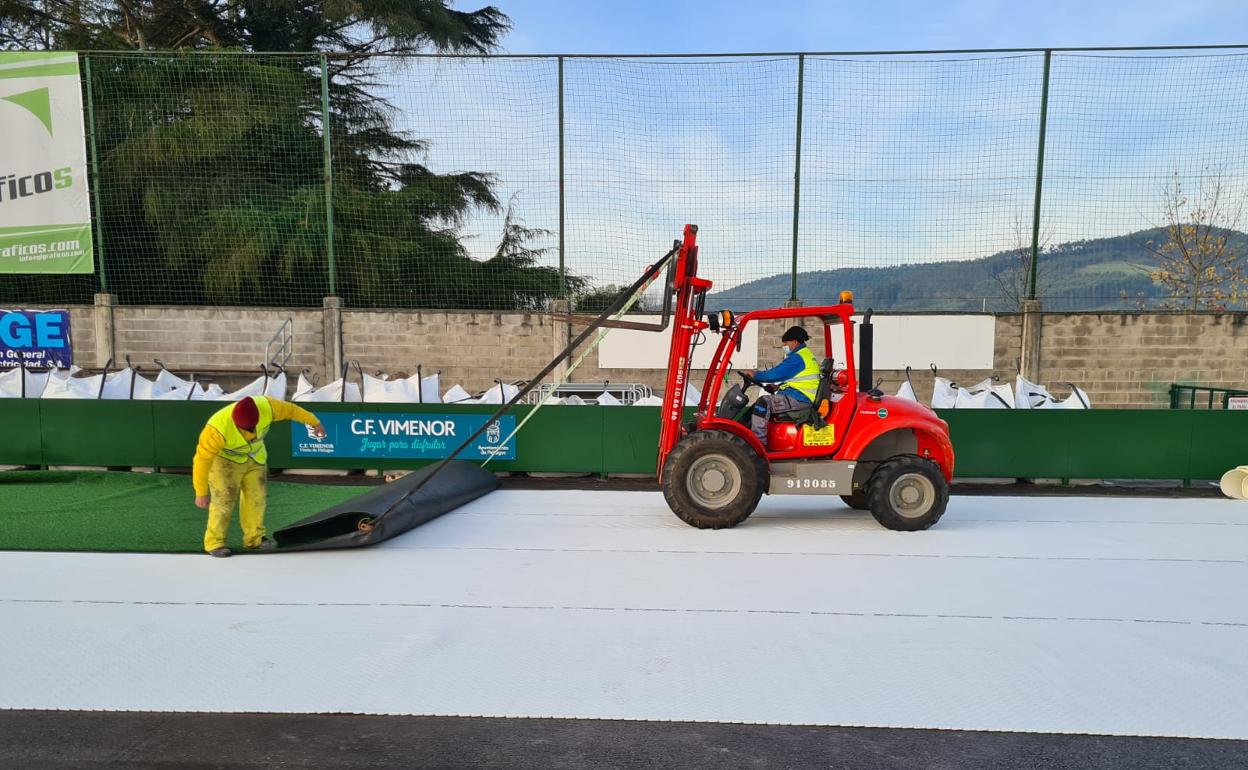 Los operarios trabajan ya en la renovación del césped del complejo Vimenor de Vioño.