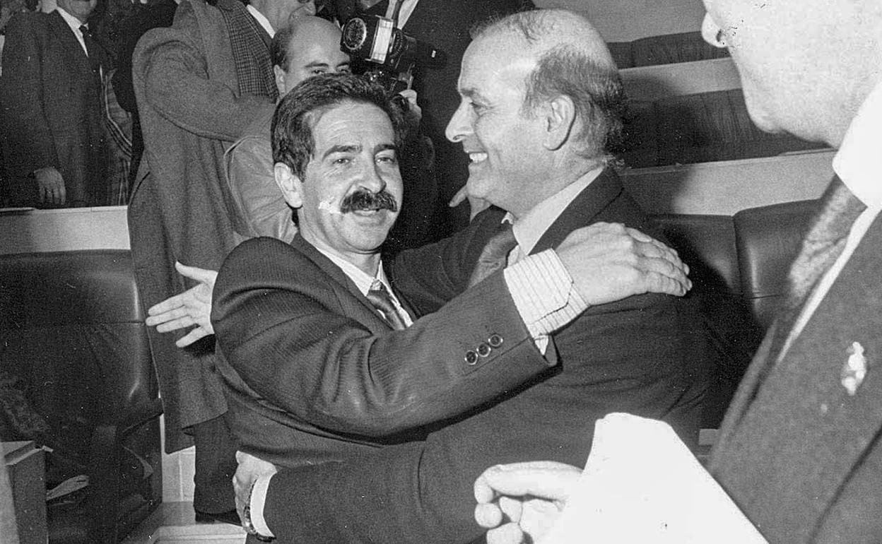 Miguel Angel Revilla abraza a Juan Hormaechea en la moción de censura de 1990.