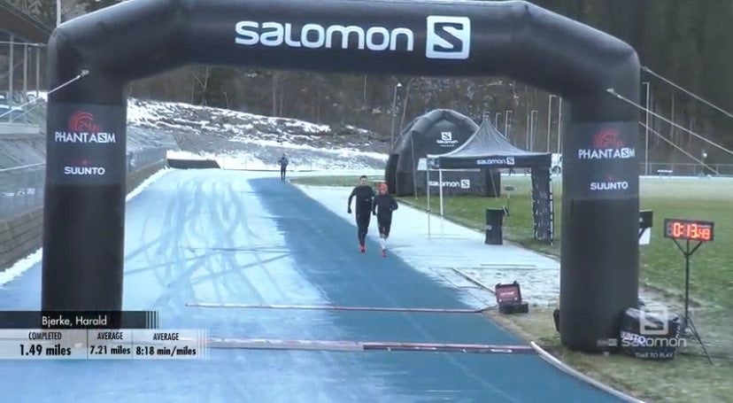 El atleta se sentó con molestias en el suelo tras diez horas y cuarenta minutos sobre el asfalto de la pista noruega de Måndalen, tiempo en el que dio 337 vueltas y recorrió 134 kilómetros y 800 metros