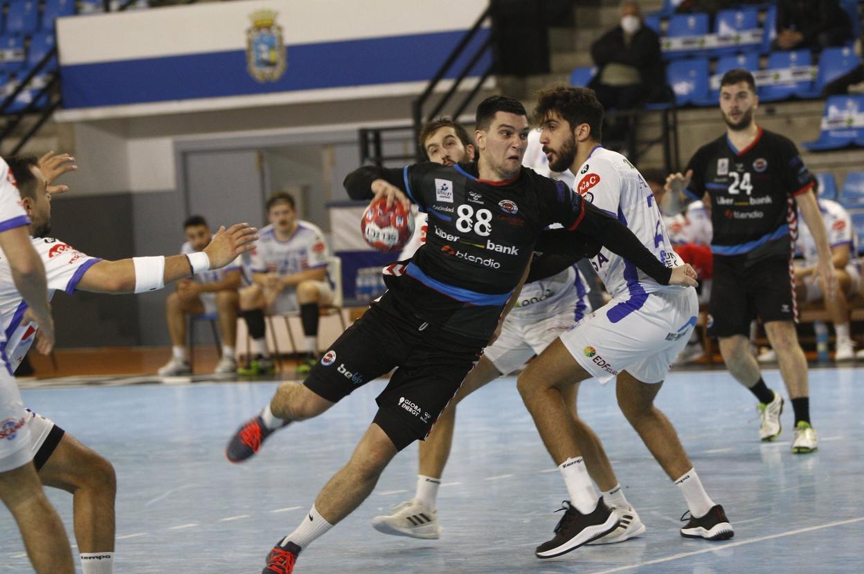 Darko Dimitrievski se prepara para lanzar a portería en un partido anterior.