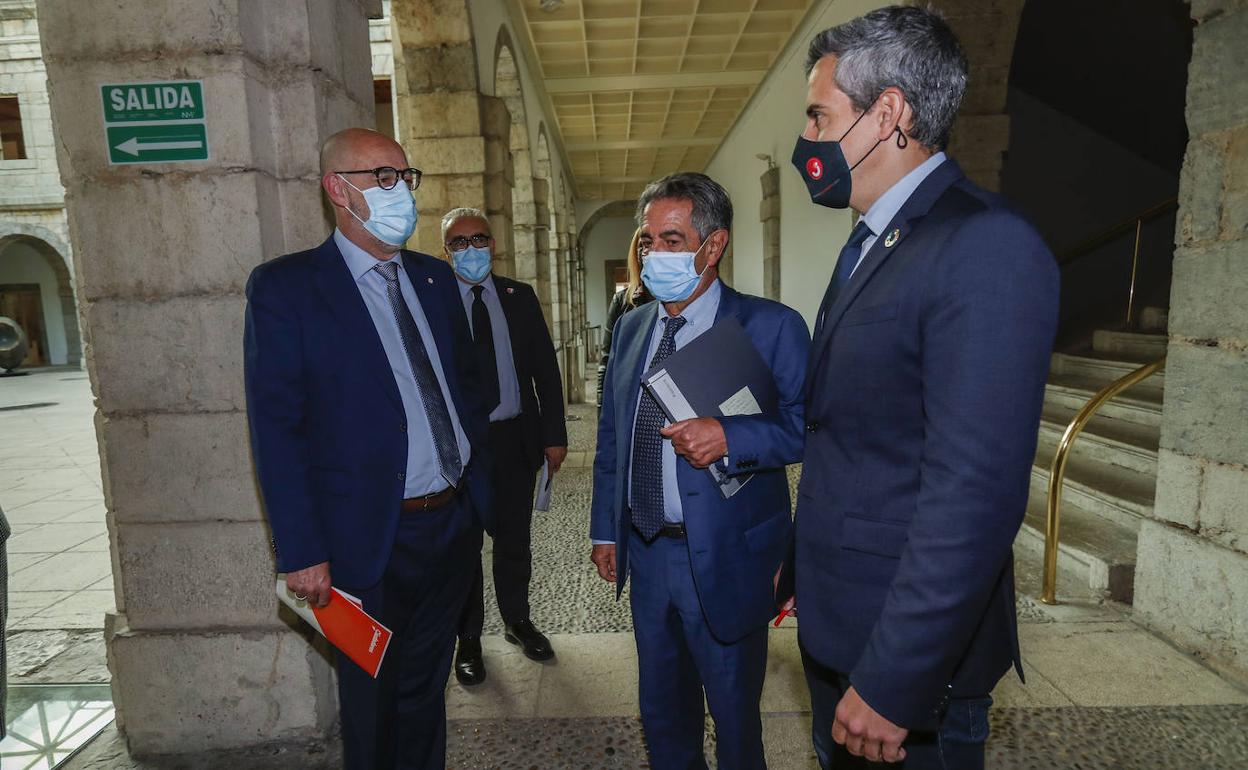 Álvarez, Revilla y Zuloaga, esta mañana tras la firma del acuerdo.