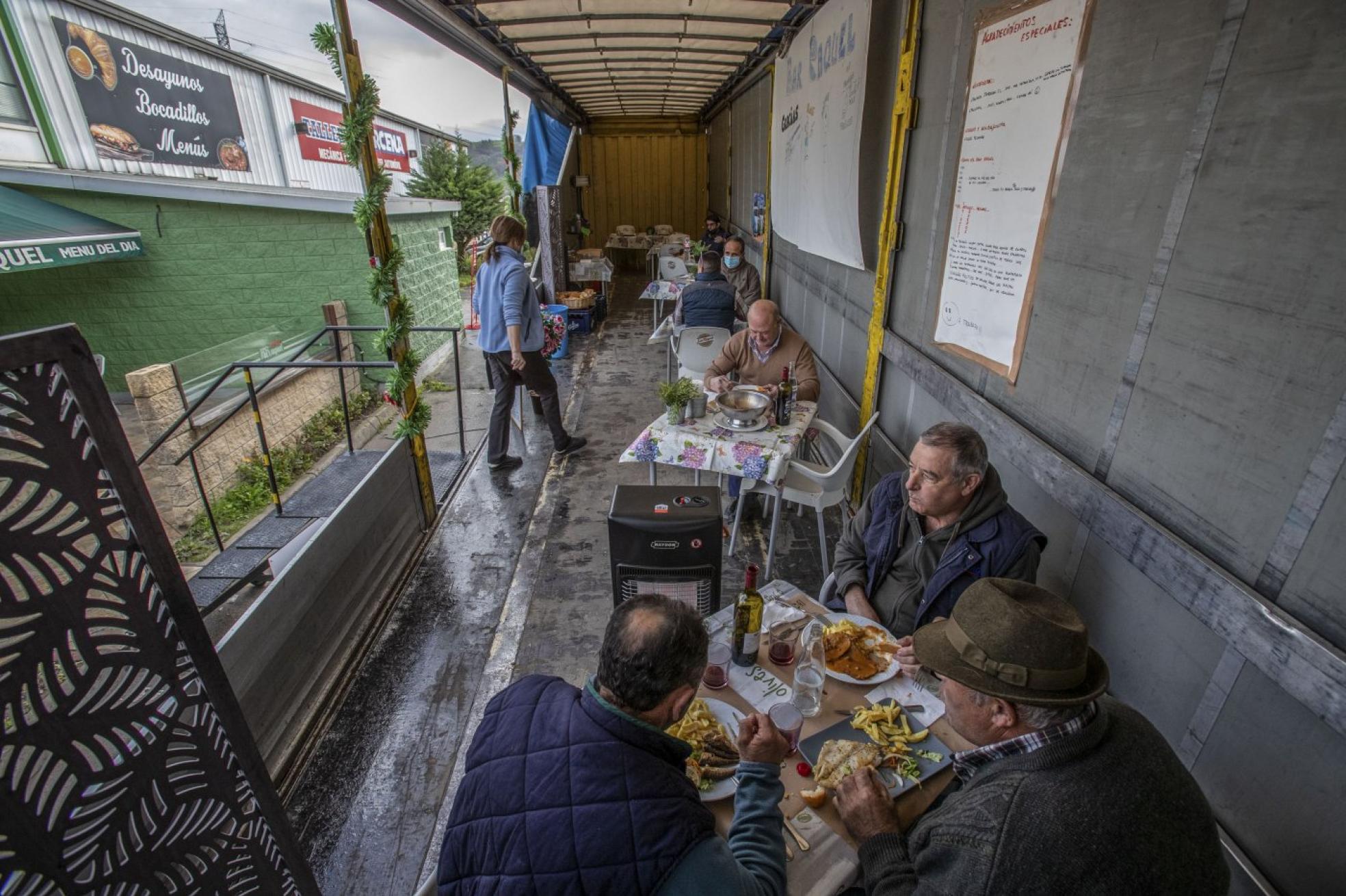 La caja de un camión para comer pese al covid