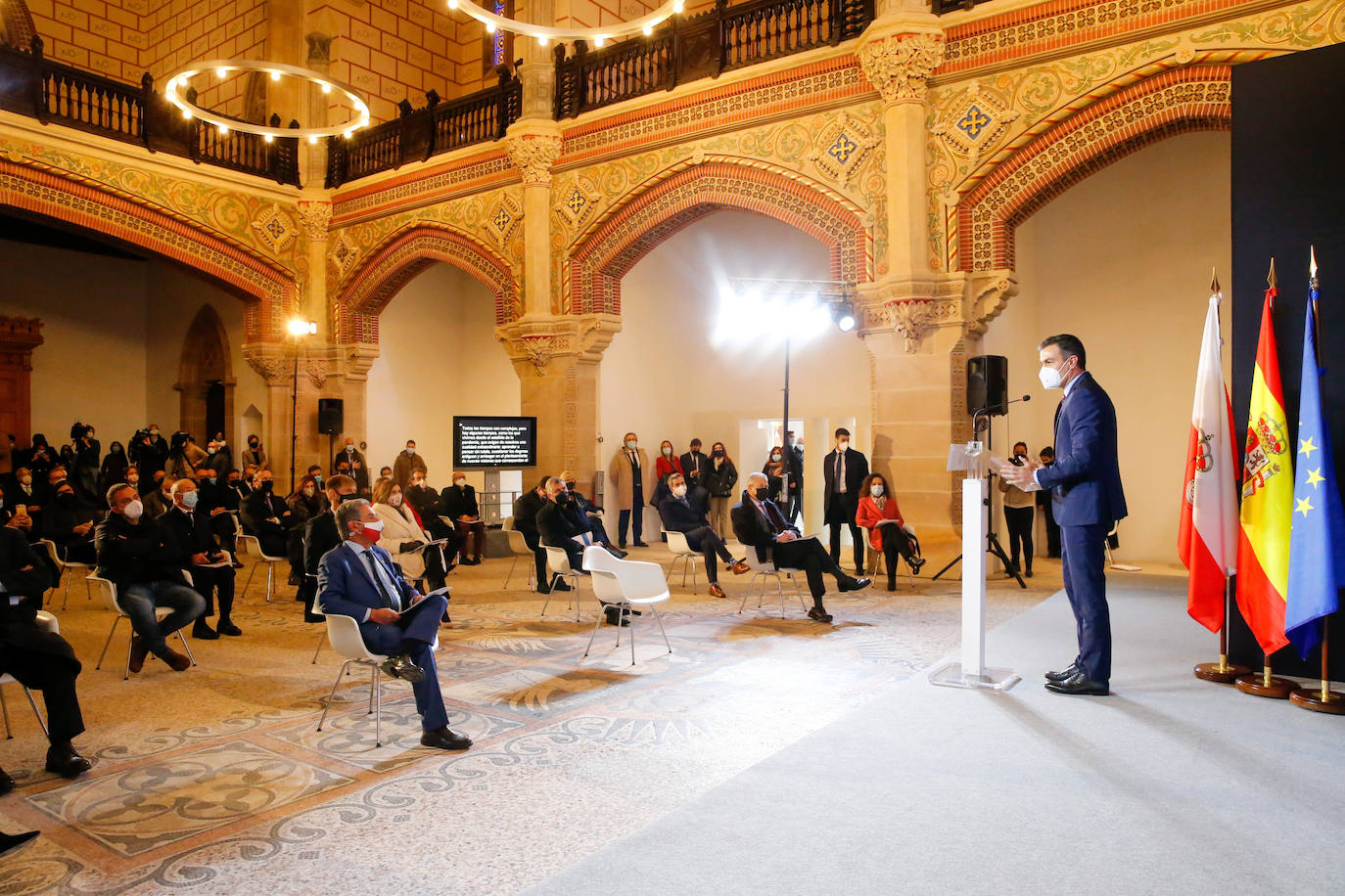 El presidente del Gobierno, Pedro Sánchez, ha viajado este viernes a Cantabria para presentar, desde Comillas, el Plan de Recuperación, Transformación y Resiliencia de la Economía. El acto se ha celebrado en la Capilla del Seminario Mayor de Comillas, donde se ha comprometido a «dar una salida» al emblemático edificio. Previamente ha mantenido un encuentro con el presidente de Cantabria, Miguel Ángel Revilla, con quien ha analizado los presupuestos de la región para 2021.