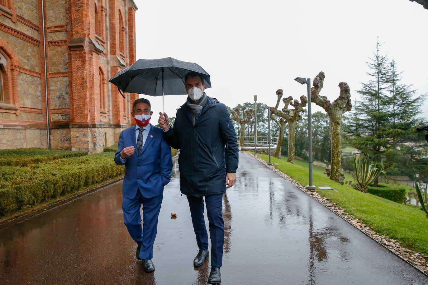 El presidente del Gobierno, Pedro Sánchez, ha viajado este viernes a Cantabria para presentar, desde Comillas, el Plan de Recuperación, Transformación y Resiliencia de la Economía. El acto se ha celebrado en la Capilla del Seminario Mayor de Comillas, donde se ha comprometido a «dar una salida» al emblemático edificio. Previamente ha mantenido un encuentro con el presidente de Cantabria, Miguel Ángel Revilla, con quien ha analizado los presupuestos de la región para 2021.