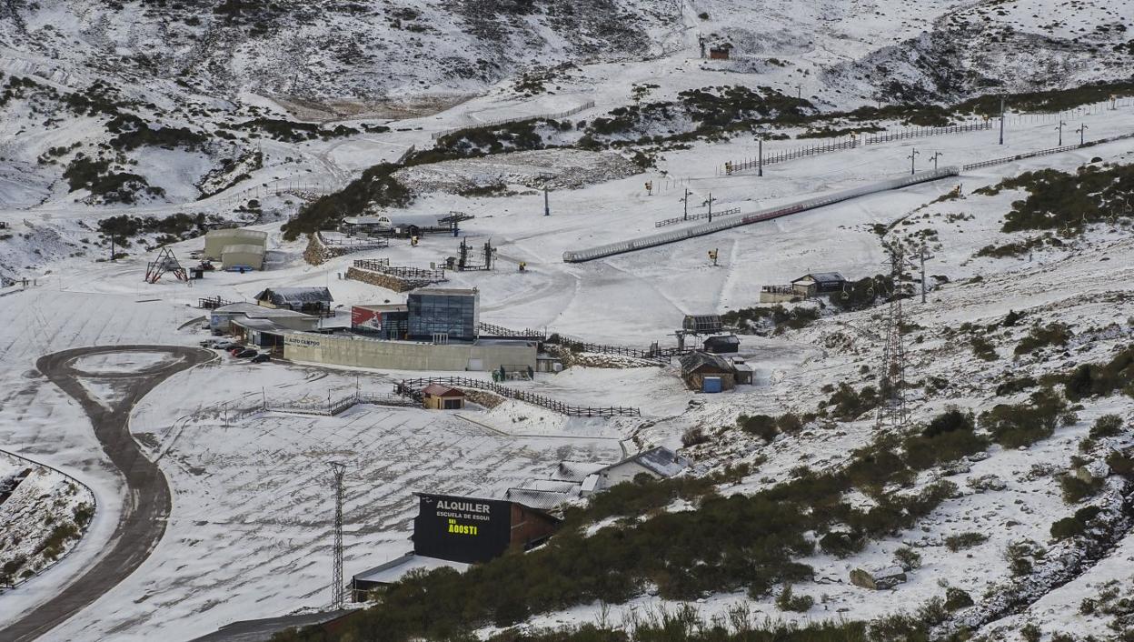 Vista panorámica de la estación de esquí de Alto Campoo, ayer por la mañana cubierta por una fina capa de nieve. 